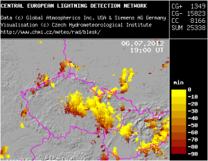 Wyładowania atmosferyczne wykryte 6 lipca 2012 r. przez detektory systemu EUCLID (CELDN) na obszarze Czech i okolic. Źródło: CHMI.