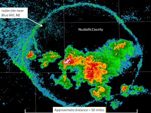 --3786 Outflow boundary na obrazie odbiciowości radarowej widoczne jako pierścień wokół klastra komórek burzowych (źródło: NOAA / Amateur Stormchasing Society)