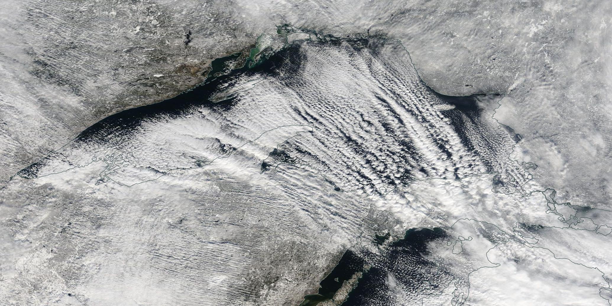 Obraz satelitarny w świetle widzialnym „efektu jeziora” z dnia 18.11.2014 r. nad Jeziorem Górnym w Ameryce Północnej. Źródło: NASA Worldview