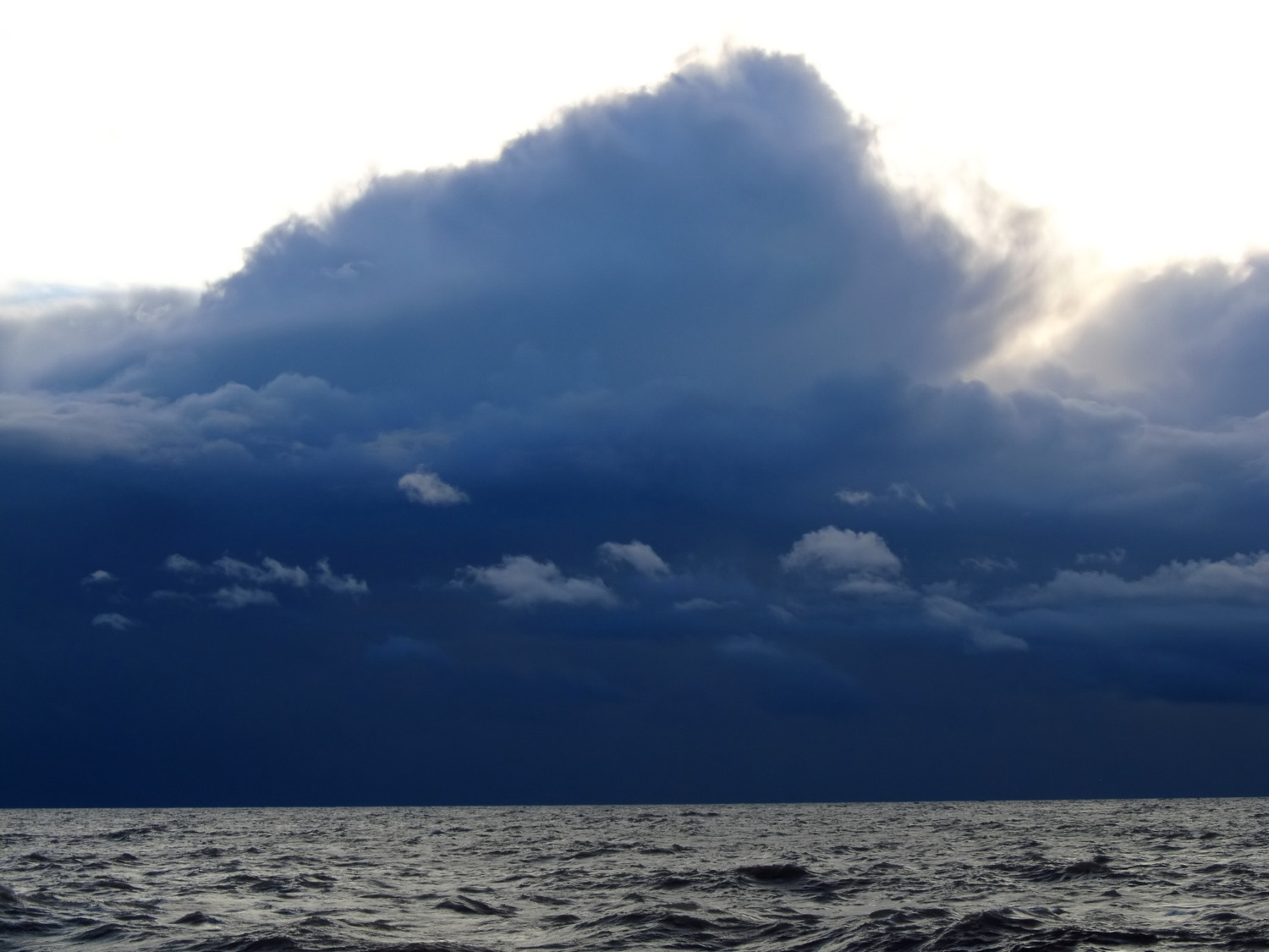 Chmura kłębiasto-deszczowa Cumulonimbus nad Morzem Bałtyckim (fot. Grzegorz Zawiślak)