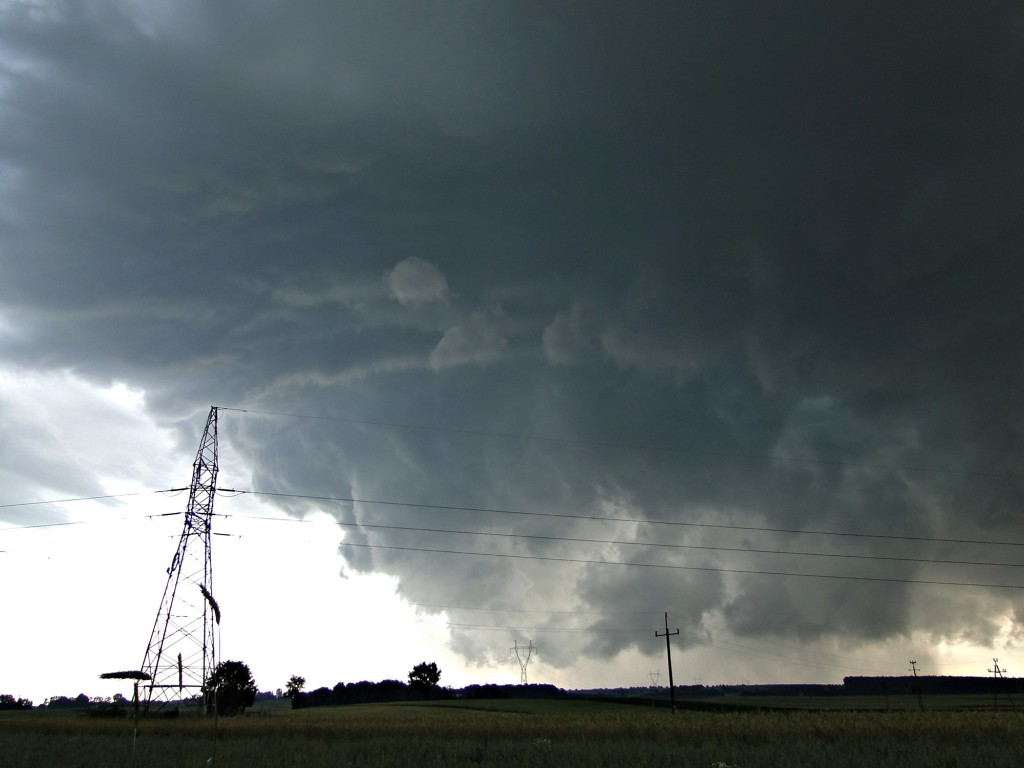 Superkomórka burzowa z widoczną chmurą stropową przechodząca niedaleko Bychawy w woj. lubelskim. Fot. Jan Jakóbczak (PŁB)