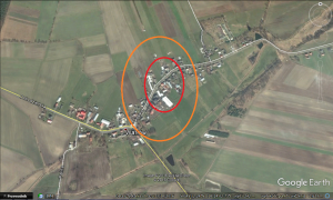 Orientacyjny obszar zniszczeń we wsi Warłów. Na obszarze oznaczonym kolorem czerwonym, dach niemal każdego budynku uległ uszkodzeniu. Poza tym obszarem, kolorem pomarańczowym oznaczono szkody rozproszone. Mapa: Google Earth